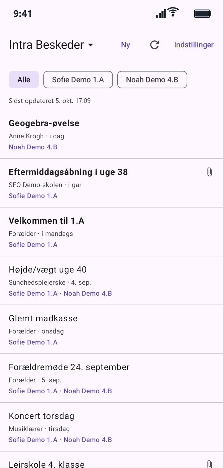 Samlet indbakke med beskeder fra begge børn. Ulæste ligger øverst.