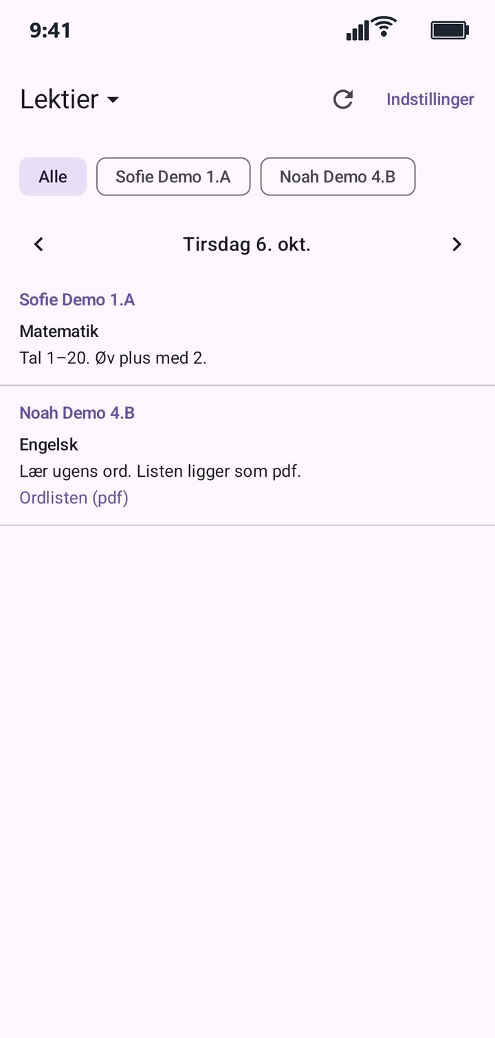 Lektier for næste skoledag, med hvert barns fag og opgavetekst under hinanden.